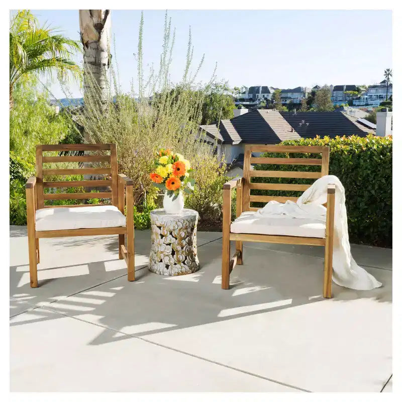 Emilano Lot de 2 fauteuils de club en bois d'acacia – Teinte naturelle – Christopher Knight Home : Chaises d'appoint de patio résistantes aux intempéries avec coussins en polyester