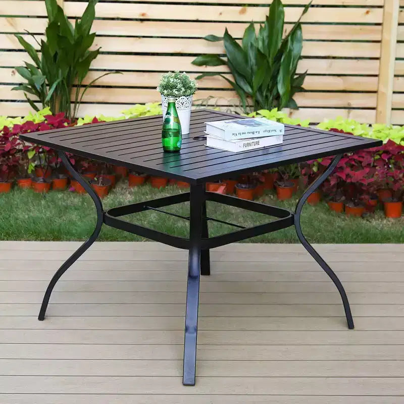 Ensemble de patio 5 pièces avec table carrée en métal grillagé de 94 cm avec trou pour parasol et chaises avec accoudoirs - Captiva Designs : Ensemble de mobilier d'extérieur