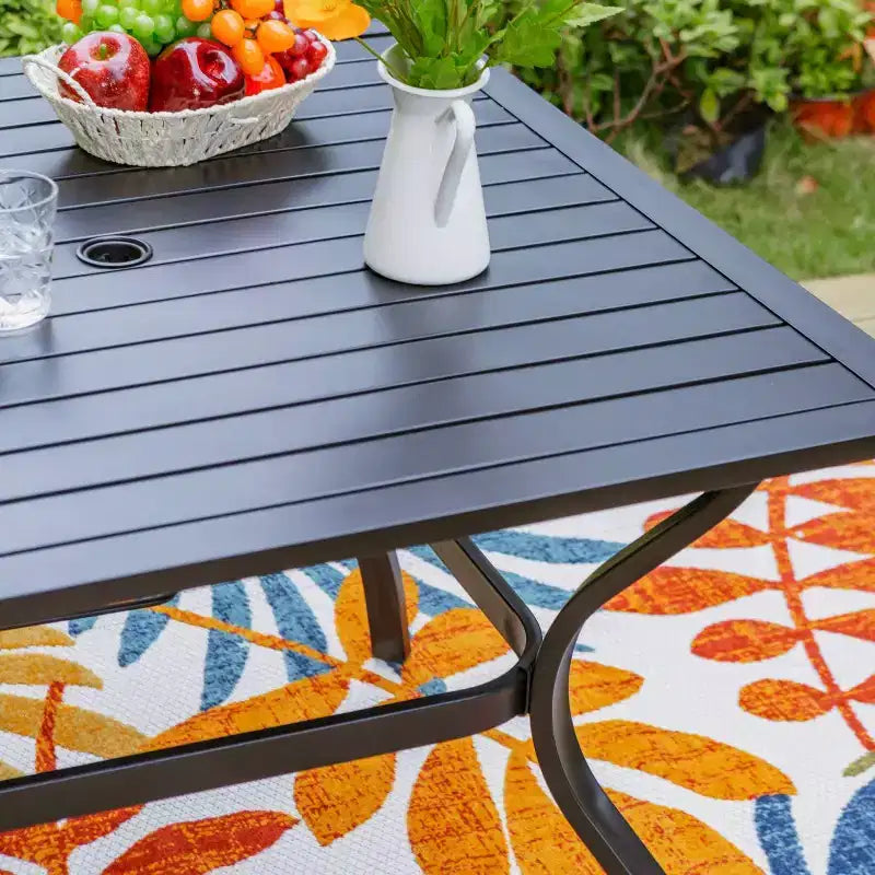 Ensemble de patio 5 pièces avec table carrée en métal grillagé de 94 cm avec trou pour parasol et chaises avec accoudoirs - Captiva Designs : Ensemble de mobilier d'extérieur