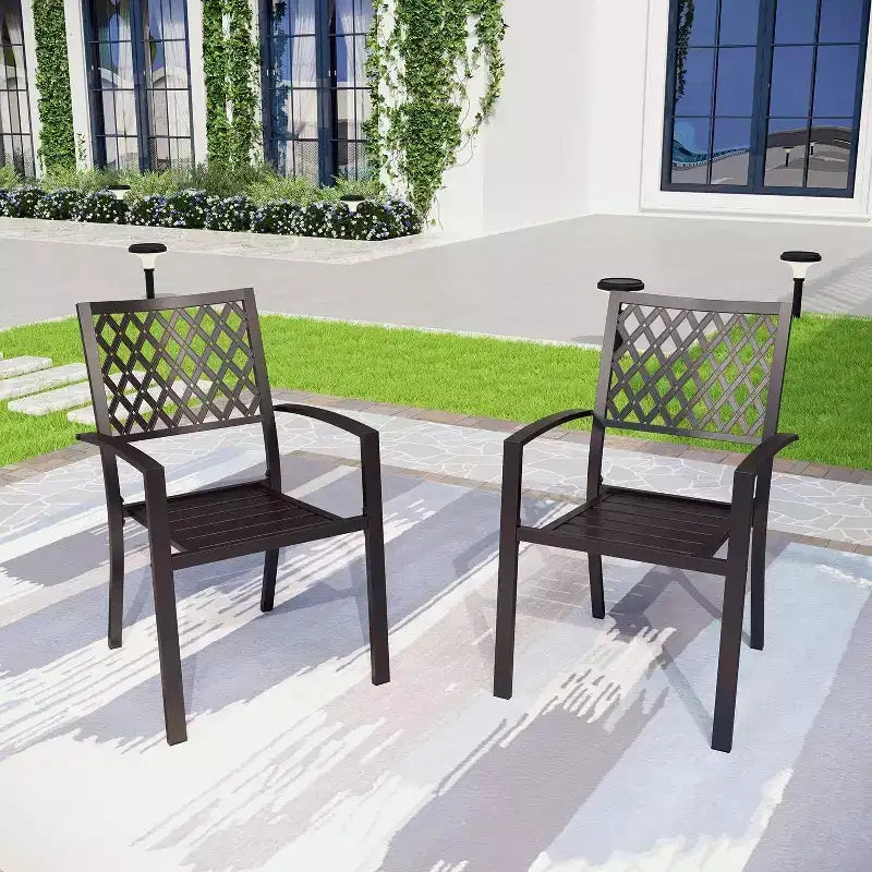 Ensemble de patio 5 pièces avec table carrée en métal grillagé de 94 cm avec trou pour parasol et chaises avec accoudoirs - Captiva Designs : Ensemble de mobilier d'extérieur