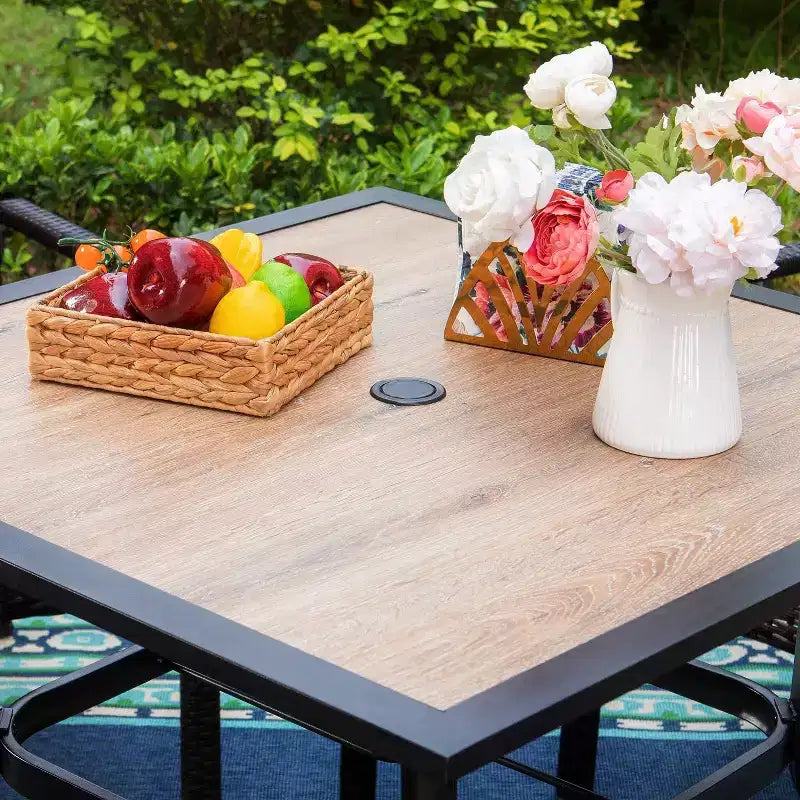 Ensemble de patio 5 pièces avec table imitation bois et chaises en métal - Captiva Designs