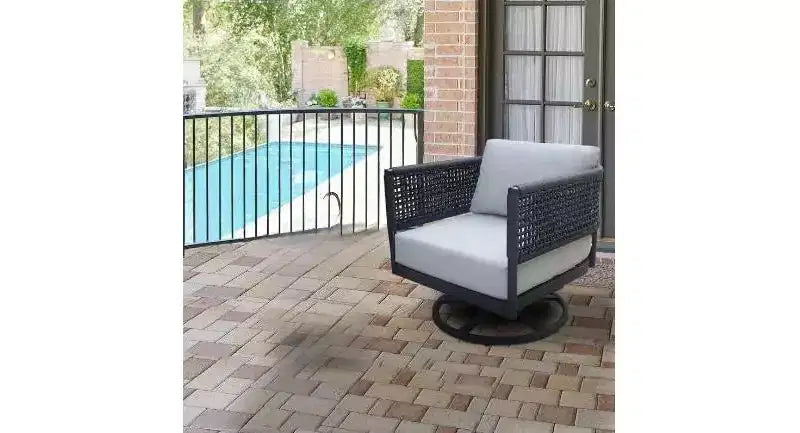 Chaise de patio pivotante et à bascule International Concepts, en corde d'abaca tressée, avec coussin