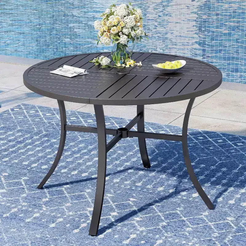 Ensemble de salle à manger d'extérieur 5 pièces avec chaises empilables et table ronde en métal avec trou pour parasol - Noir - Captiva Designs : Ensemble de patio résistant aux intempéries