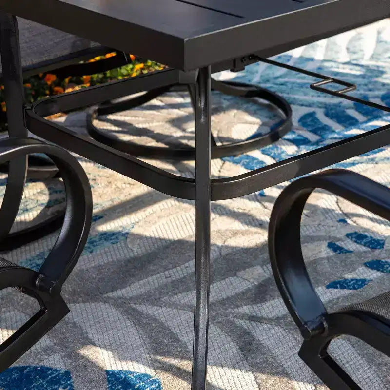 Ensemble de salle à manger d'extérieur 7 pièces Captiva Designs avec table rectangulaire avec trou pour parasol de 4 cm et chaises à accoudoirs en métal.