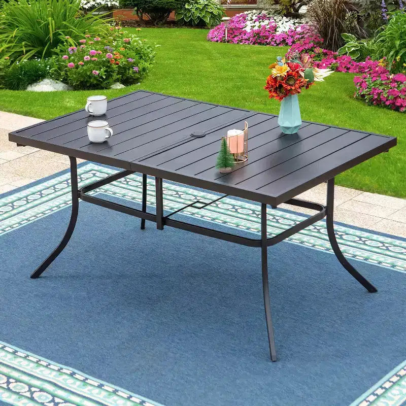 Ensemble de salle à manger d'extérieur 7 pièces Captiva Designs avec table rectangulaire avec trou pour parasol de 4 cm et chaises à accoudoirs en métal.