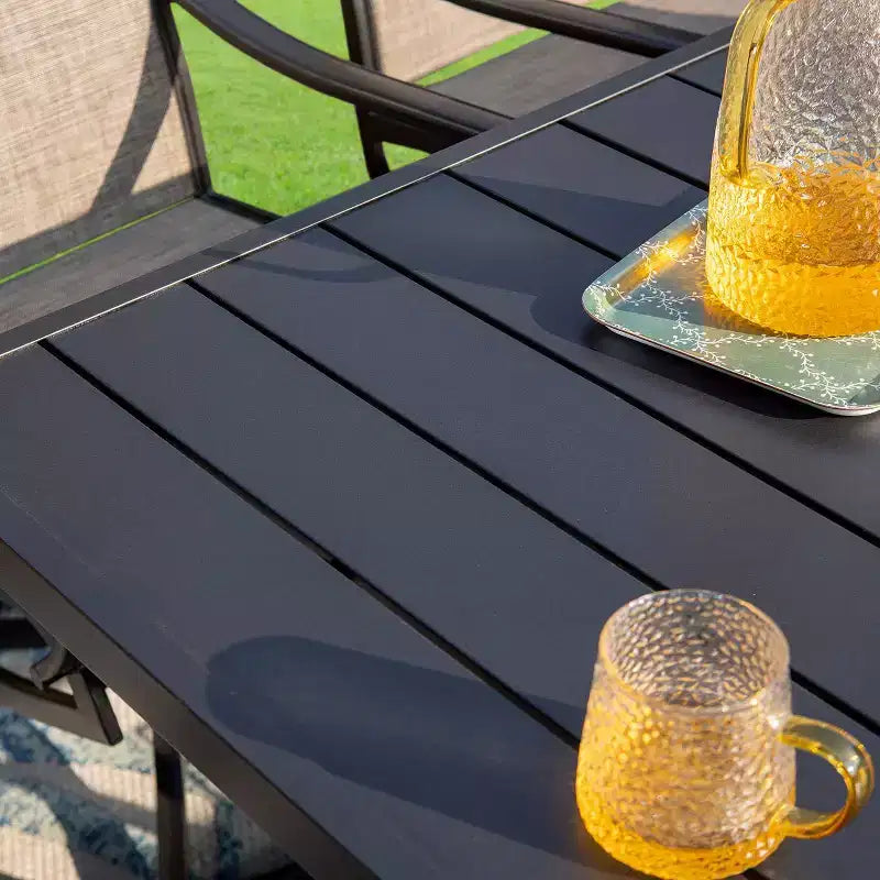 Ensemble de salle à manger d'extérieur 7 pièces Captiva Designs avec table rectangulaire avec trou pour parasol de 4 cm et chaises à accoudoirs en métal.