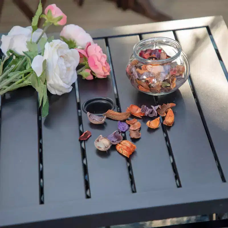 Ensemble de salle à manger 3 pièces pour patio avec petite table carrée avec trou pour parasol et chaises rembourrées à bras pivotantes à 360° - Captiva Designs