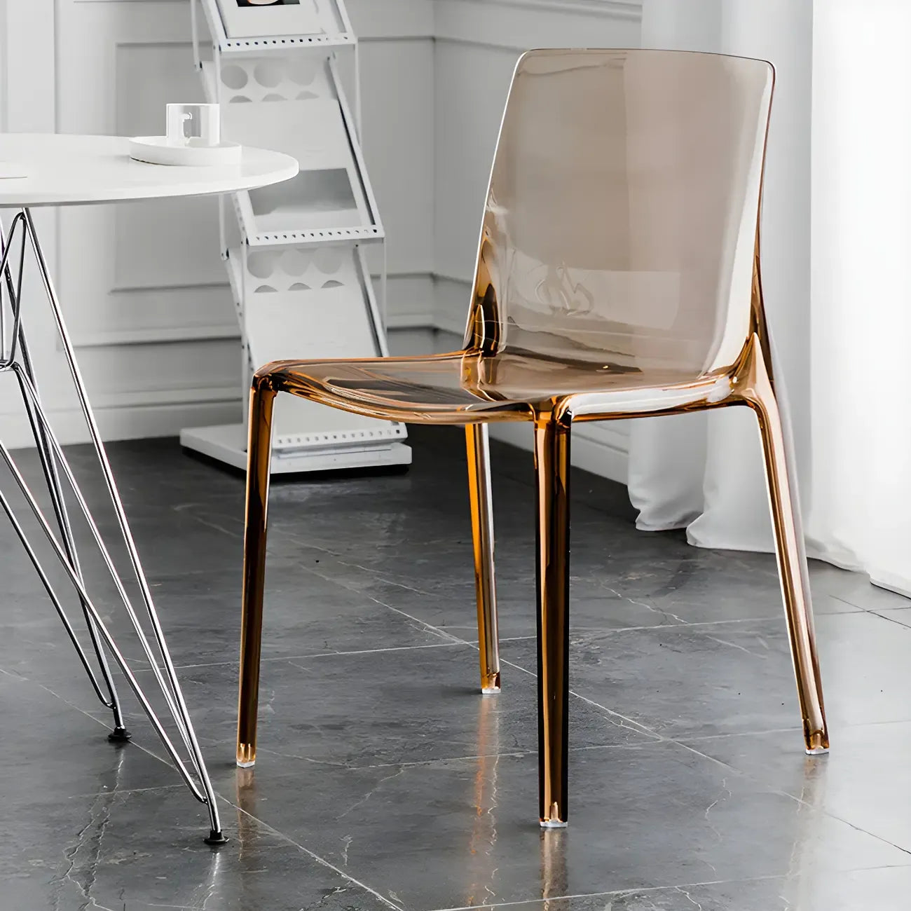 Chaise de salle à manger sans accoudoirs à dossier bas en acrylique ambre