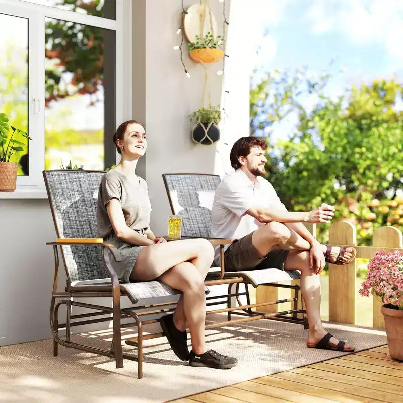 Banc à bascule Outsunny pour 2 personnes avec table, balançoire de jardin en maille respirante pour terrasse, jardin, arrière-cour, porche