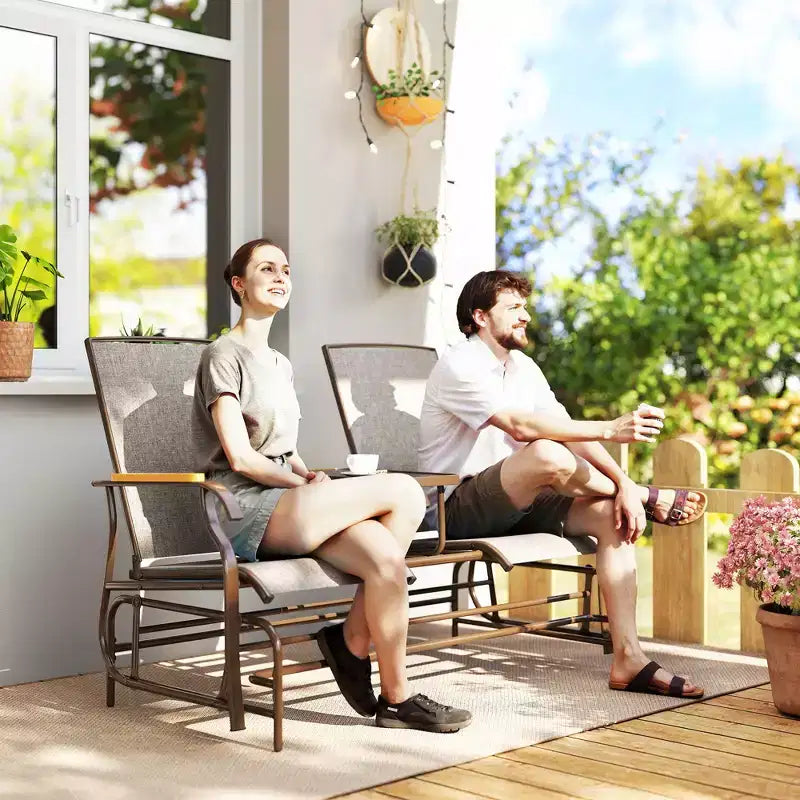 Banc à bascule Outsunny pour 2 personnes avec table, balançoire de jardin en maille respirante pour terrasse, jardin, arrière-cour, porche