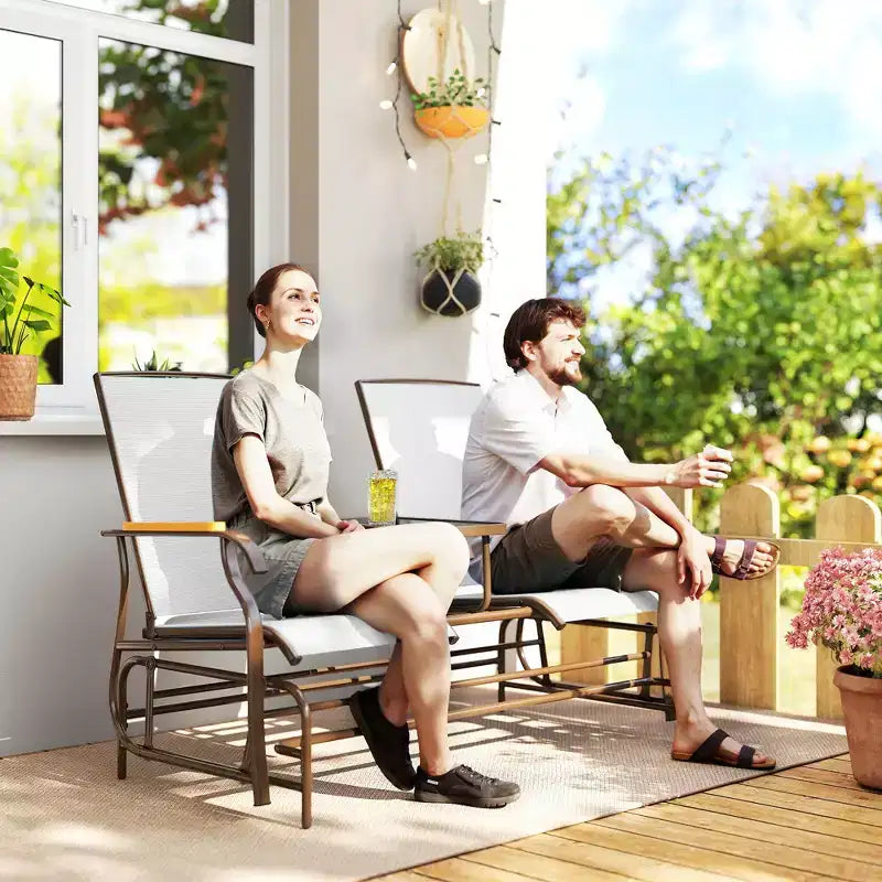 Banc à bascule Outsunny pour 2 personnes avec table, balançoire de jardin en maille respirante pour terrasse, jardin, arrière-cour, porche