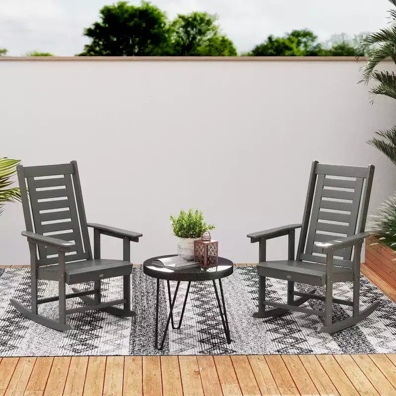 Outsunny Lot de 2 chaises à bascule d'extérieur, fauteuils à bascule de terrasse en PEHD avec dossier haut de 71 cm, accoudoirs larges et assise à lattes pour porche, jardin, balcon