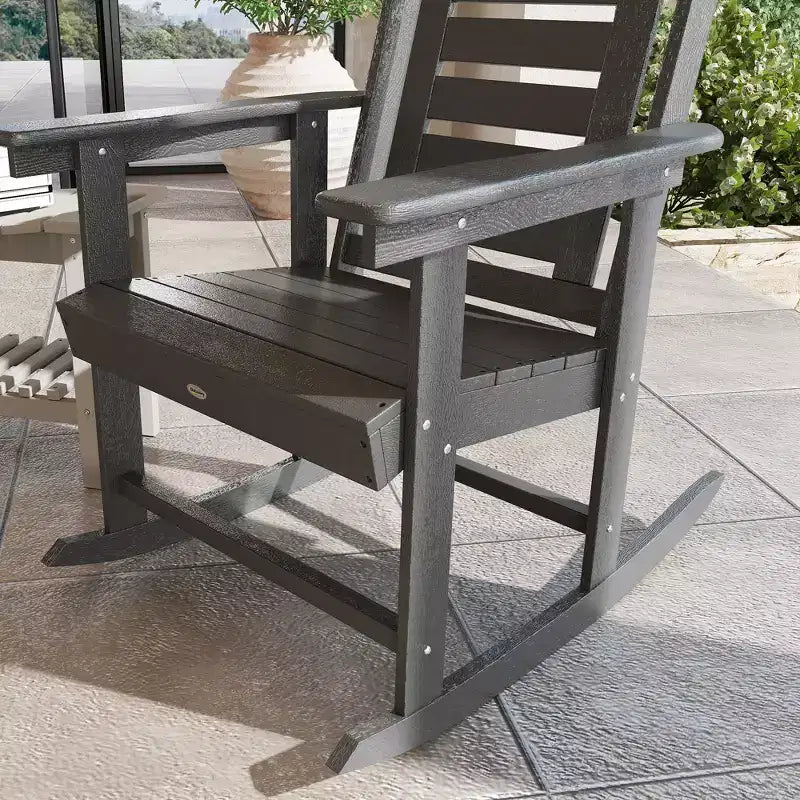 Outsunny Lot de 2 chaises à bascule d'extérieur, fauteuils à bascule de terrasse en PEHD avec dossier haut de 71 cm, accoudoirs larges et assise à lattes pour porche, jardin, balcon