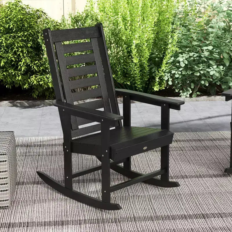 Outsunny Lot de 2 chaises à bascule d'extérieur, fauteuils à bascule de terrasse en PEHD avec dossier haut de 71 cm, accoudoirs larges et assise à lattes pour porche, jardin, balcon