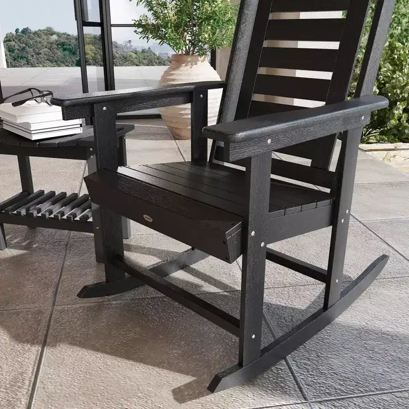 Outsunny Lot de 2 chaises à bascule d'extérieur, fauteuils à bascule de terrasse en PEHD avec dossier haut de 71 cm, accoudoirs larges et assise à lattes pour porche, jardin, balcon