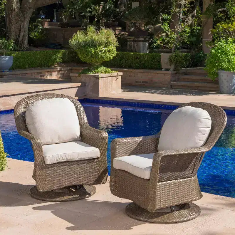 Fauteuils de club pivotants d'extérieur en osier Christopher Knight Home Liam avec coussins (lot de 2)
