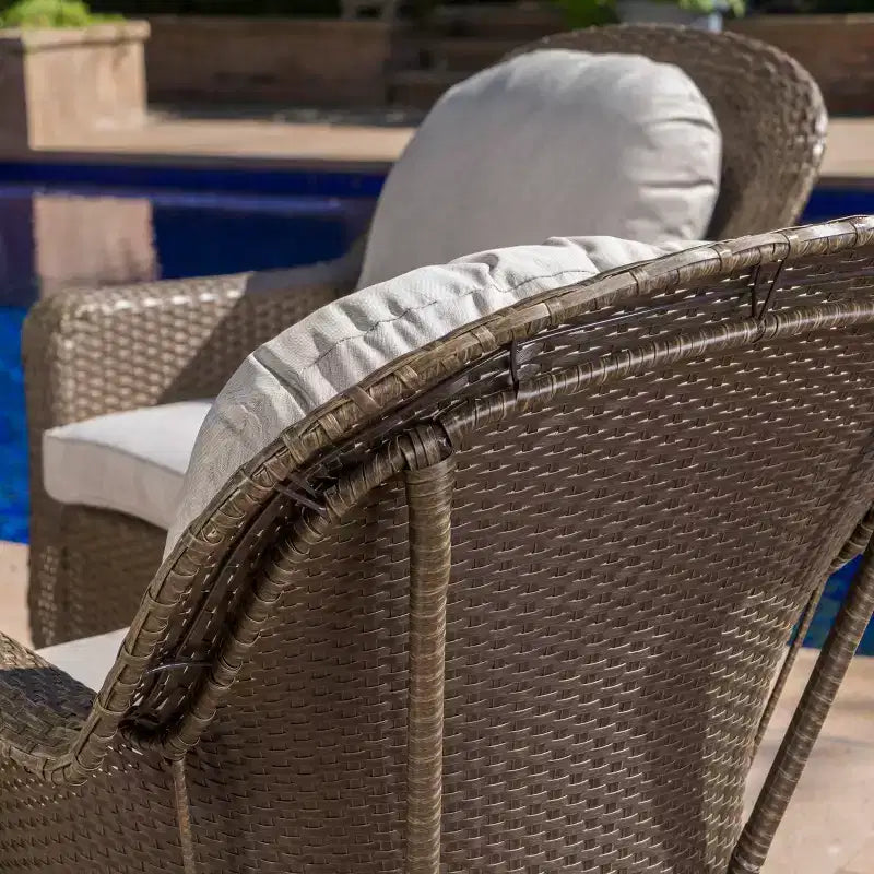 Fauteuils de club pivotants d'extérieur en osier Christopher Knight Home Liam avec coussins (lot de 2)