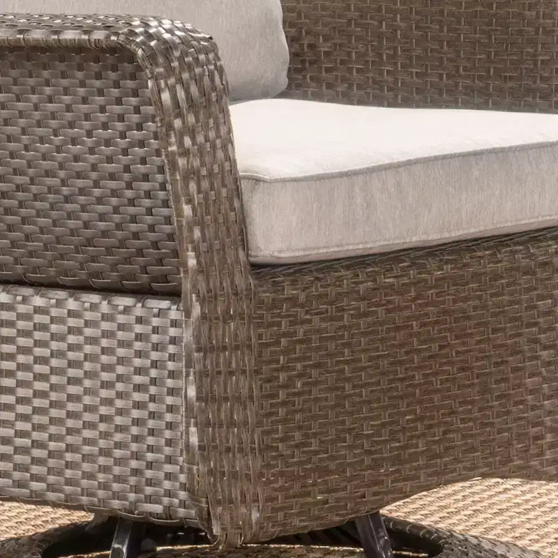 Fauteuils de club pivotants d'extérieur en osier Christopher Knight Home Liam avec coussins (lot de 2)