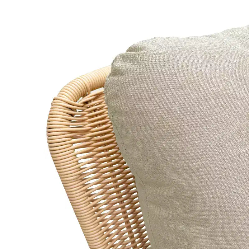 Fauteuil à bascule élégant en osier avec coussins, fauteuil à bascule en bois avec accoudoirs en rotin, parfait pour l'intérieur et l'extérieur - ModernLuxe