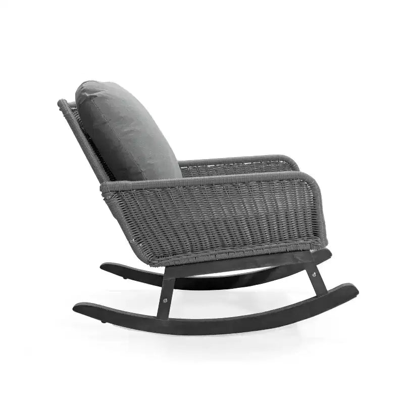 Fauteuil à bascule élégant en osier avec coussins, fauteuil à bascule en bois avec accoudoirs en rotin, parfait pour l'intérieur et l'extérieur - ModernLuxe