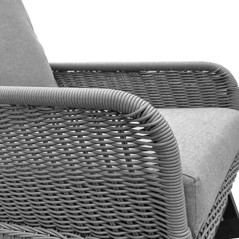 Fauteuil à bascule élégant en osier avec coussins, fauteuil à bascule en bois avec accoudoirs en rotin, parfait pour l'intérieur et l'extérieur - ModernLuxe