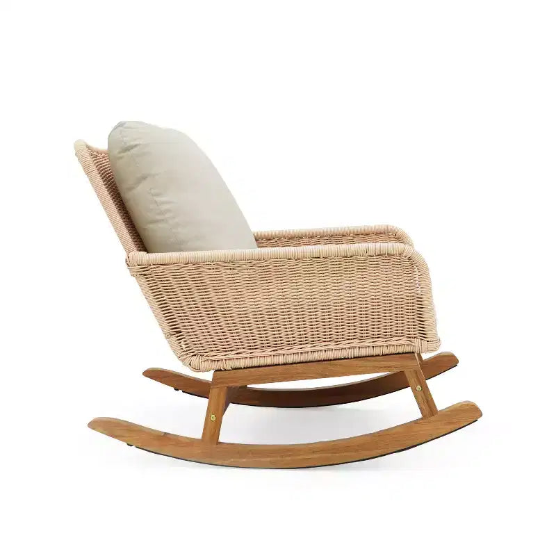 Fauteuil à bascule élégant en osier avec coussins, fauteuil à bascule en bois avec accoudoirs en rotin, parfait pour l'intérieur et l'extérieur - ModernLuxe
