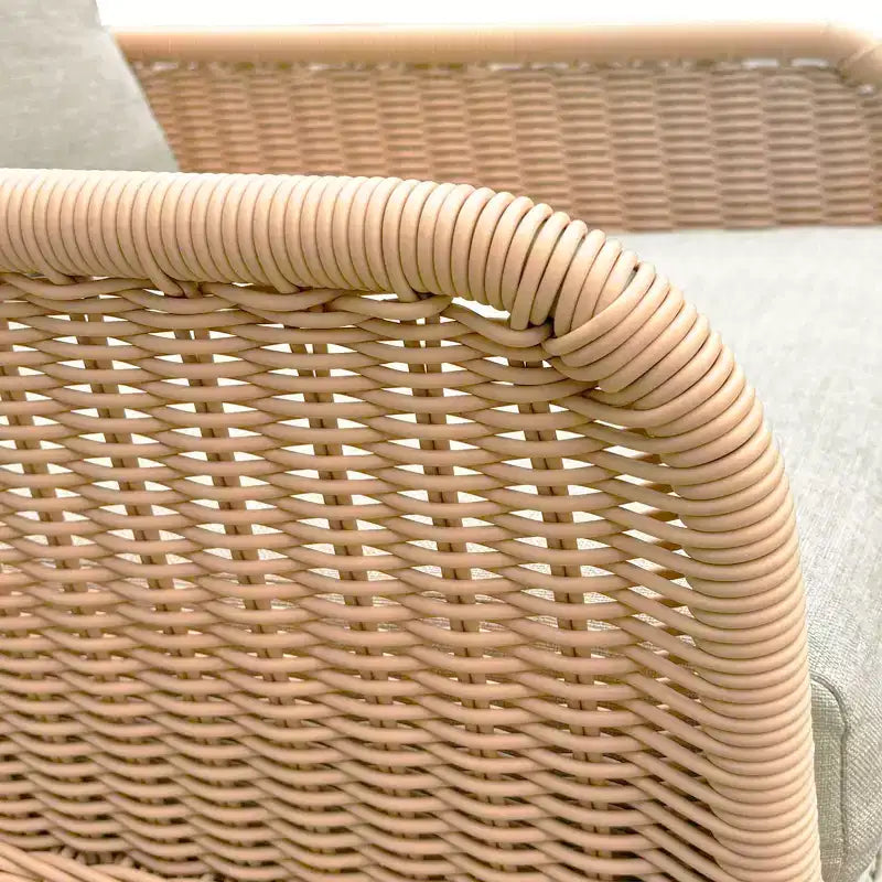 Fauteuil à bascule élégant en osier avec coussins, fauteuil à bascule en bois avec accoudoirs en rotin, parfait pour l'intérieur et l'extérieur - ModernLuxe