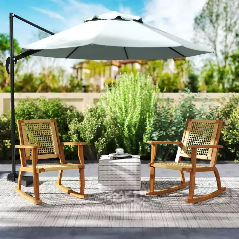 Lot de 2 chaises à bascule d'extérieur Outsunny, en bois d'acacia avec dossier et assise en osier, Kaki