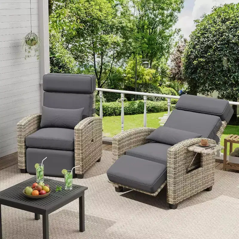Chaise longue d'extérieur avec dossier et repose-pieds réglables, transat de jardin en rotin inclinable à plat à 150° avec pompe à air, table relevable et coussin amovible