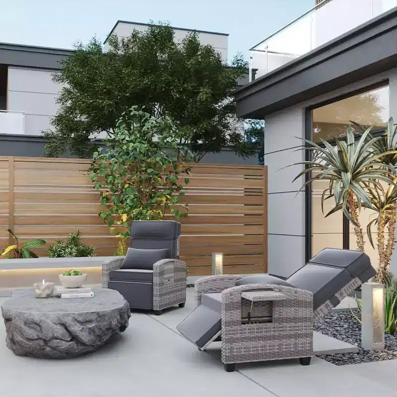 Chaise longue d'extérieur avec dossier et repose-pieds réglables, transat de jardin en rotin inclinable à plat à 150° avec pompe à air, table relevable et coussin amovible