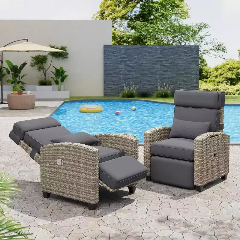 Chaise longue d'extérieur avec dossier et repose-pieds réglables, transat de jardin en rotin inclinable à plat à 150° avec pompe à air, table relevable et coussin amovible