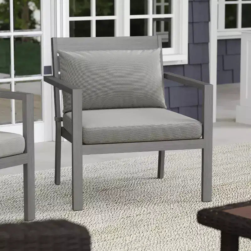 Lot de 2 fauteuils d'appoint Martha Stewart Bedford pour l'intérieur et l'extérieur, avec finition en aluminium brossé aspect bois et coussins d'assise et de dossier résistants aux intempéries