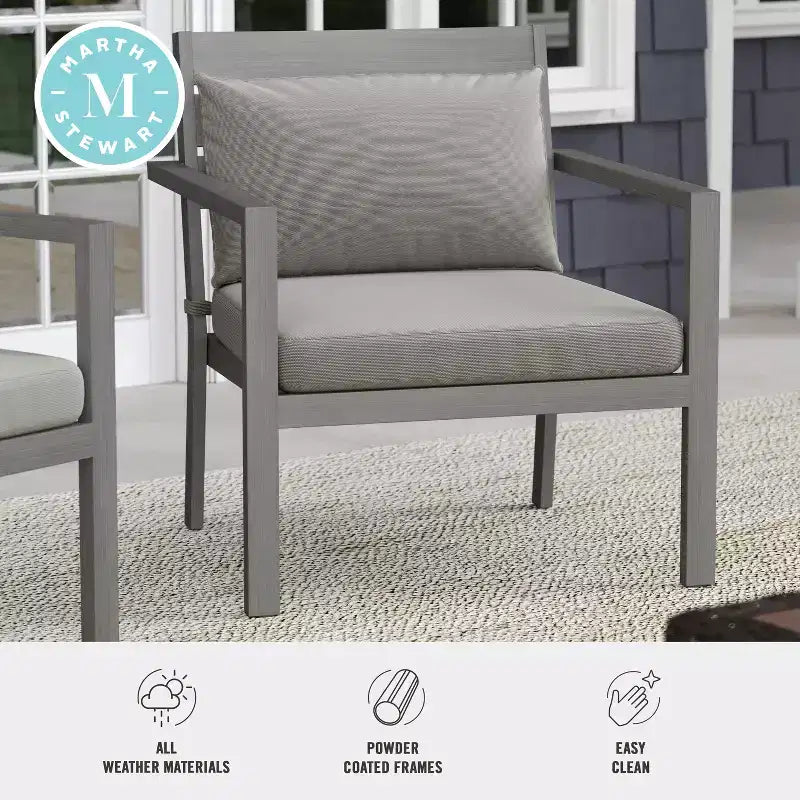 Lot de 2 fauteuils d'appoint Martha Stewart Bedford pour l'intérieur et l'extérieur, avec finition en aluminium brossé aspect bois et coussins d'assise et de dossier résistants aux intempéries