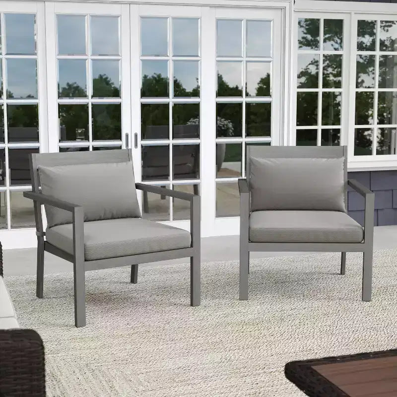 Lot de 2 fauteuils d'appoint Martha Stewart Bedford pour l'intérieur et l'extérieur, avec finition en aluminium brossé aspect bois et coussins d'assise et de dossier résistants aux intempéries