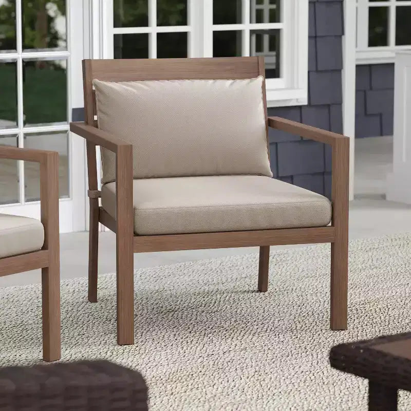Lot de 2 fauteuils d'appoint Martha Stewart Bedford pour l'intérieur et l'extérieur, avec finition en aluminium brossé aspect bois et coussins d'assise et de dossier résistants aux intempéries