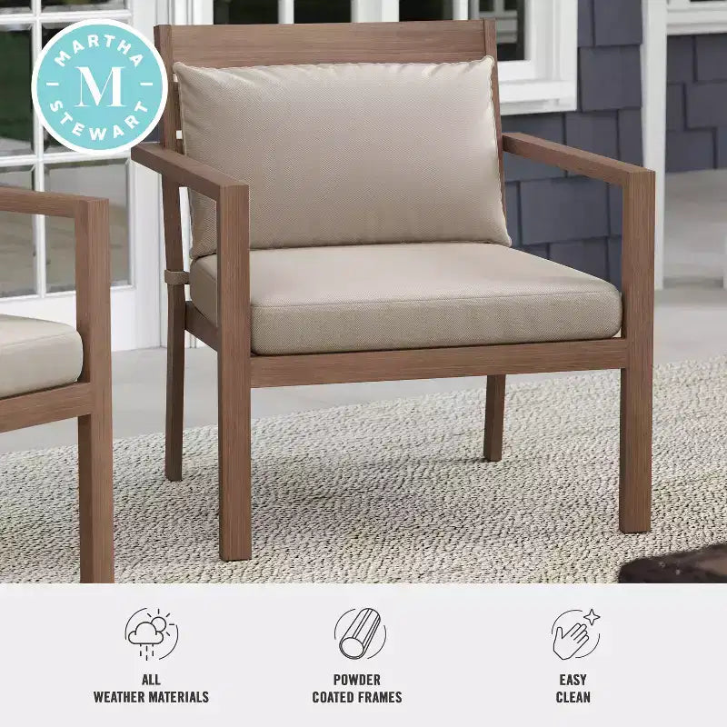 Lot de 2 fauteuils d'appoint Martha Stewart Bedford pour l'intérieur et l'extérieur, avec finition en aluminium brossé aspect bois et coussins d'assise et de dossier résistants aux intempéries