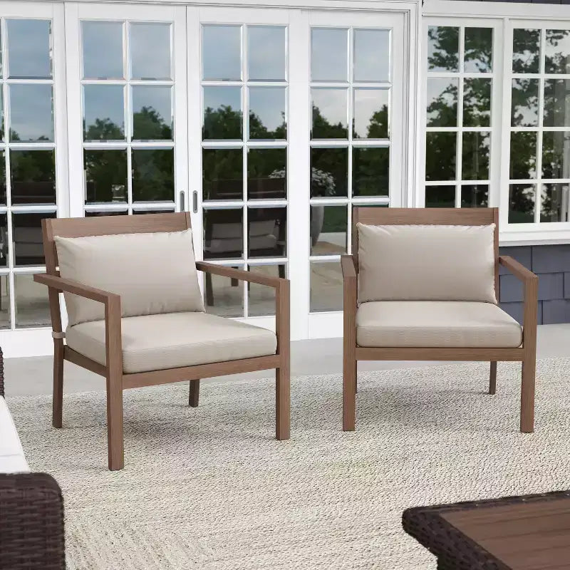 Lot de 2 fauteuils d'appoint Martha Stewart Bedford pour l'intérieur et l'extérieur, avec finition en aluminium brossé aspect bois et coussins d'assise et de dossier résistants aux intempéries