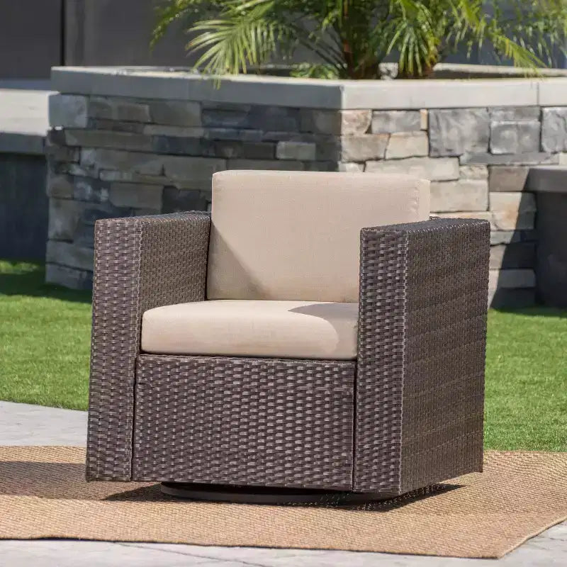 Fauteuils d'appoint pivotants Okak 360 pour terrasse, fauteuils d'extérieur en rotin PE avec base en fer et dossier rembourré, sièges de mobilier de terrasse, individuel, marron/beige