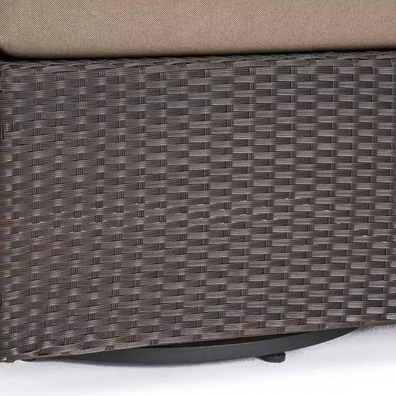 Fauteuils d'appoint pivotants Okak 360 pour terrasse, fauteuils d'extérieur en rotin PE avec base en fer et dossier rembourré, sièges de mobilier de terrasse, individuel, marron/beige