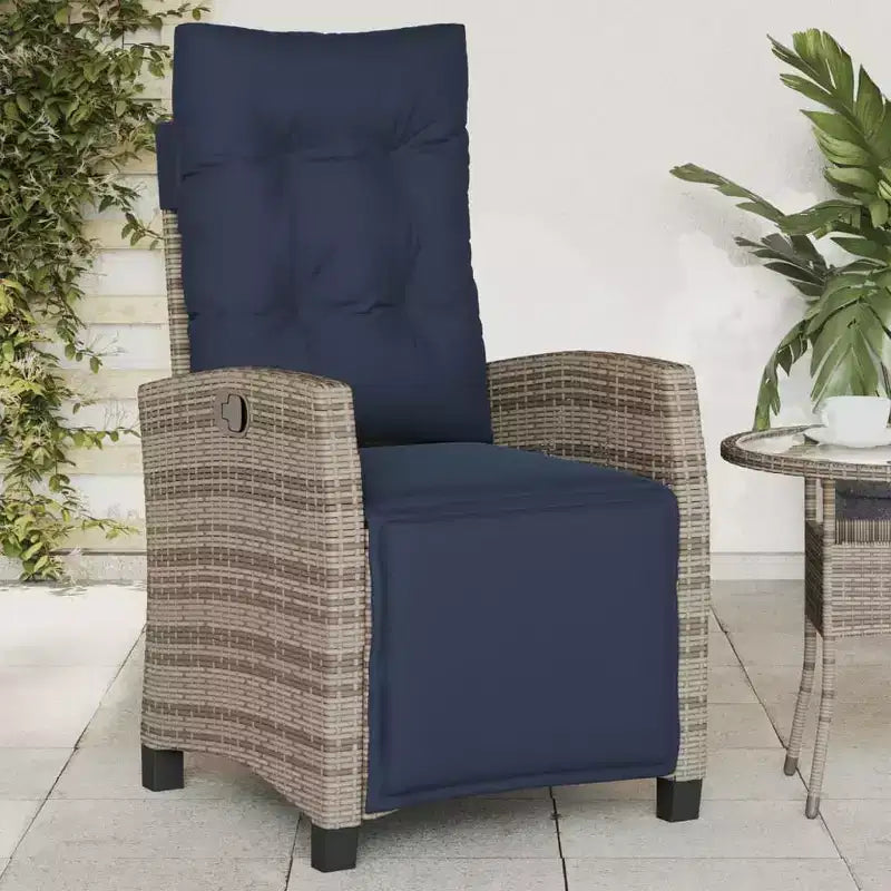 vidaXL Chaise longue de jardin inclinable avec repose-pieds - Rotin synthétique gris et coussin bleu marine, Résistant aux intempéries, Dossier réglable pour extérieur/jardin/terrasse
