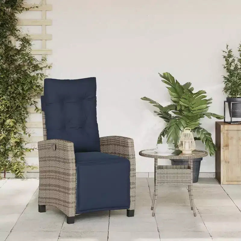 vidaXL Chaise longue de jardin inclinable avec repose-pieds - Rotin synthétique gris et coussin bleu marine, Résistant aux intempéries, Dossier réglable pour extérieur/jardin/terrasse