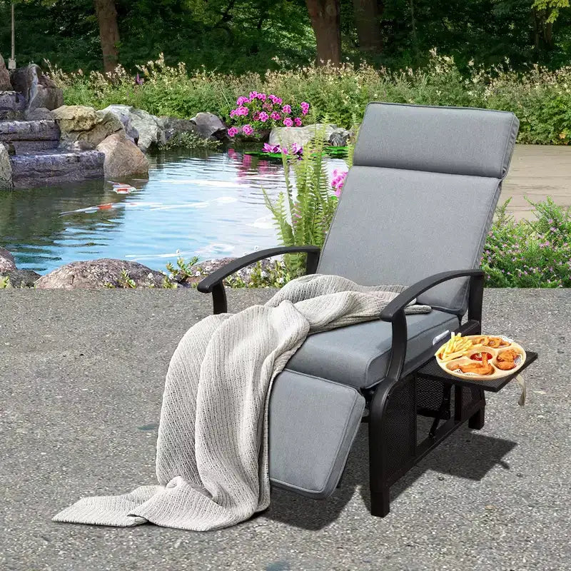 CLIHOME Chaise longue de jardin réglable, avec table escamotable, dossier inclinable et coussins amovibles