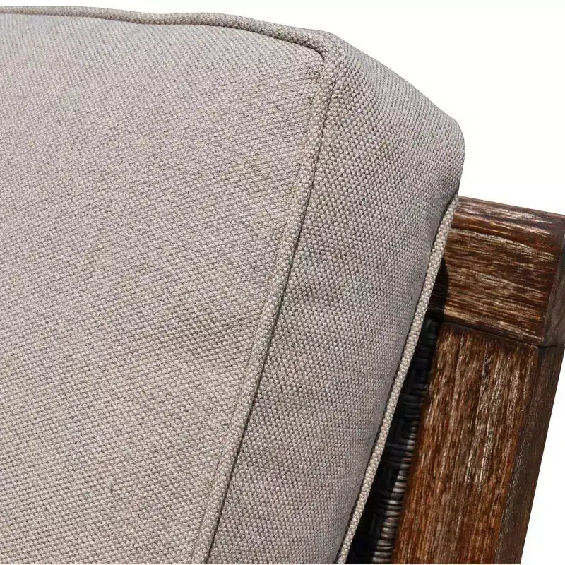 Chaise de club Courtyard Casual Bermuda en teck FSC, couleur taupe rustique et osier gris vieilli, entièrement assemblée