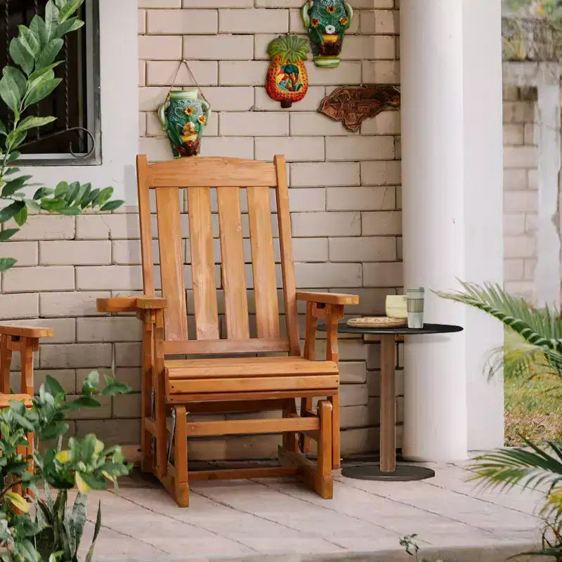 Karl Home | Fauteuil à bascule pour terrasse en bois massif de 32 po avec porte-gobelet