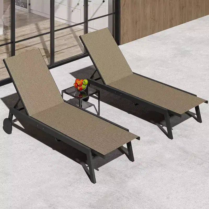 2 chaises longues de patio avec table d'appoint, ensemble de chaises longues d'extérieur avec dossier inclinable sur 5 positions et roues, mobilier de piscine