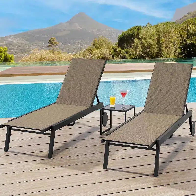 2 chaises longues de patio avec table d'appoint, ensemble de chaises longues d'extérieur avec dossier inclinable sur 5 positions et roues, mobilier de piscine