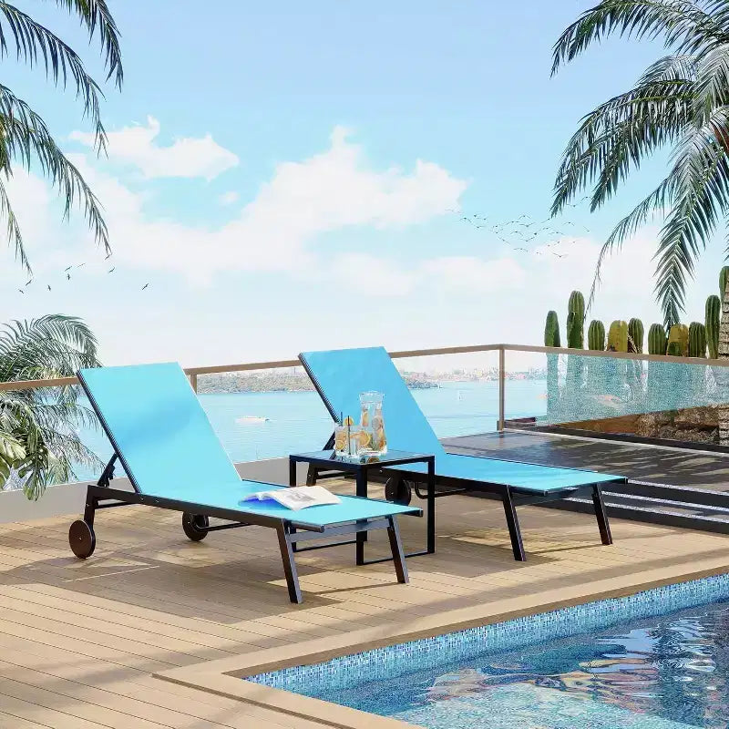 2 chaises longues de patio avec table d'appoint, ensemble de chaises longues d'extérieur avec dossier inclinable sur 5 positions et roues, mobilier de piscine
