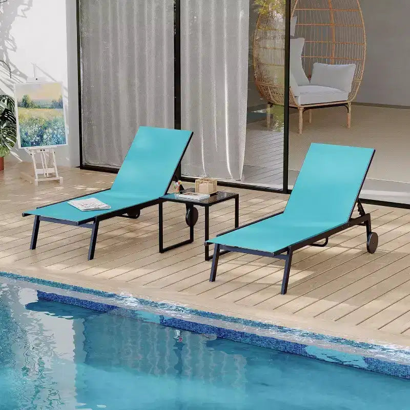 2 chaises longues de patio avec table d'appoint, ensemble de chaises longues d'extérieur avec dossier inclinable sur 5 positions et roues, mobilier de piscine