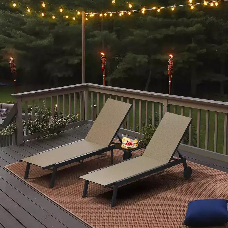 2 chaises longues de patio avec table d'appoint, ensemble de chaises longues d'extérieur avec dossier inclinable sur 5 positions et roues, mobilier de piscine