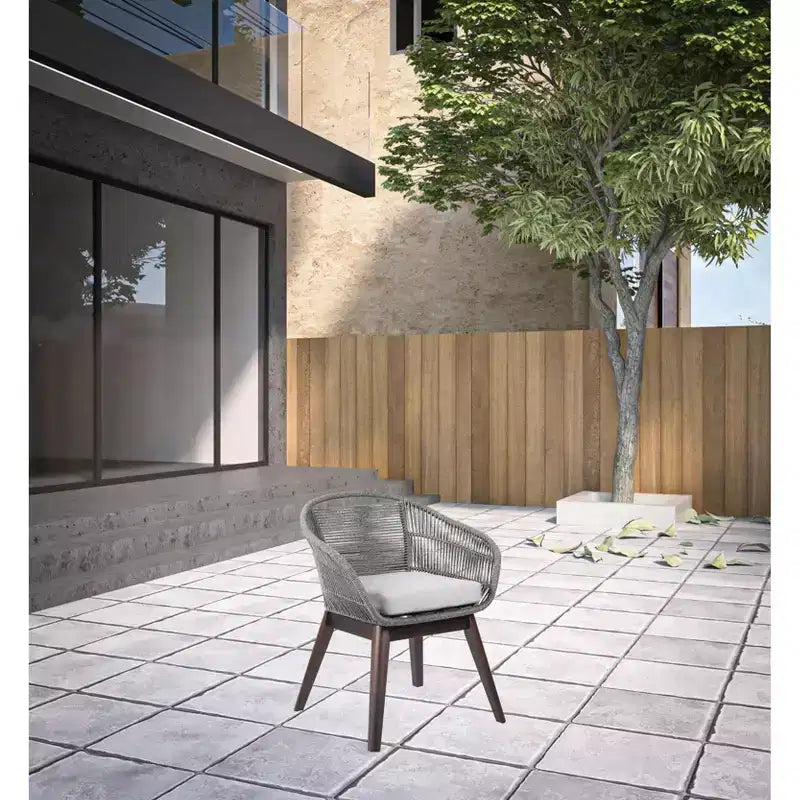 HomeRoots Chaise de salle à manger d'extérieur en bois massif gris 27 avec coussin gris